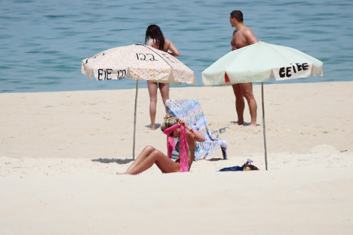 Yasmin Brunet toma sol e água de coco na praia
