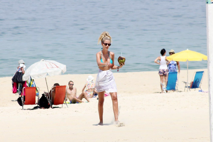 Yasmin Brunet toma sol e água de coco na praia 