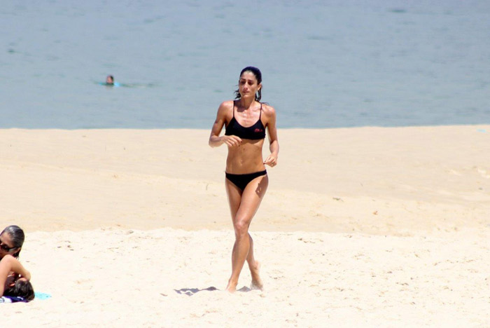 De biquíni, Cinthia Howlett corre pela praia de Ipanema