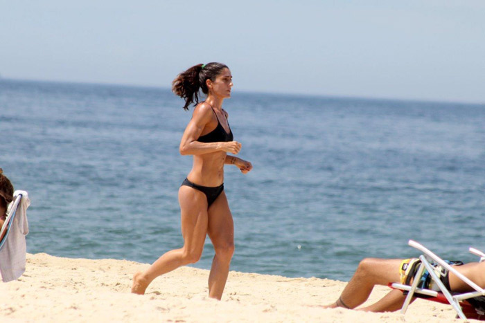 De biquíni, Cinthia Howlett corre pela praia de Ipanema