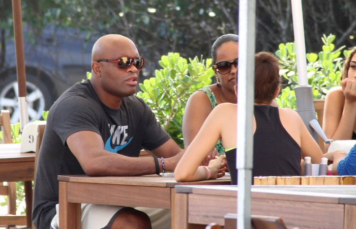 No Rio, Anderson Silva relaxa em quiosque com a família