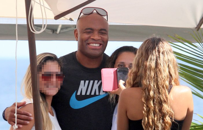 No Rio, Anderson Silva relaxa em quiosque com a família