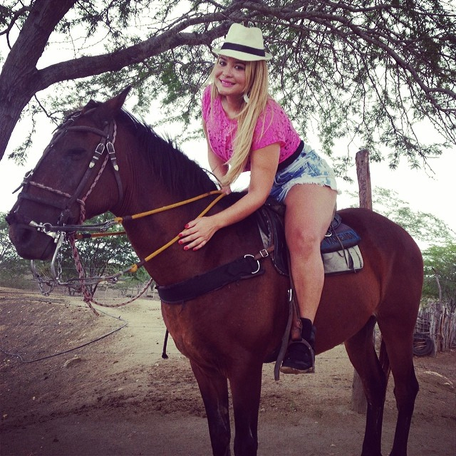 Mesmo com medo, Geisy Arruda monta em cavalo para tirar foto