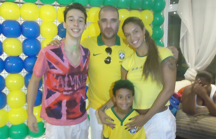  Família de Diogo Nogueira celebra o aniversário do caçula, Davi