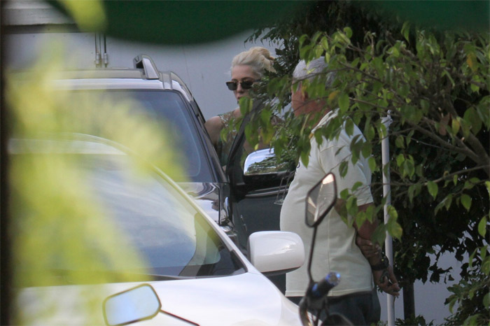 Após assalto, Letícia Spiller é vista saindo de banco no Rio