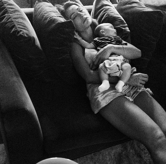 Sabrina Sato dorme com sobrinho no colo