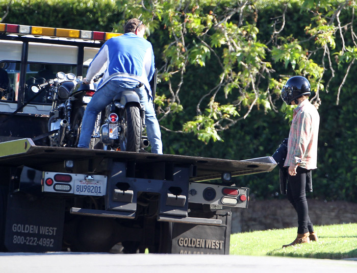 Moto de Harry Styles quebra e ele recorre a guincho