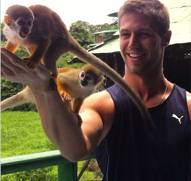 Jonas Sulzbach se diverte com macacos em hotel no Amazonas