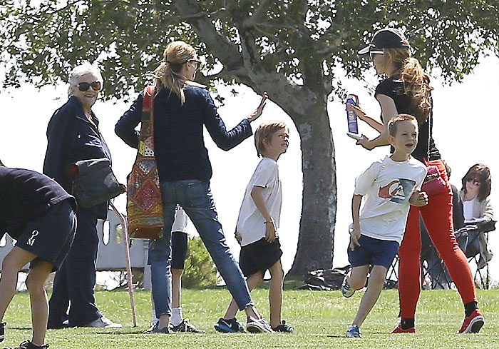 Julia Roberts passeia com a mãe e os filhos por Los Angeles