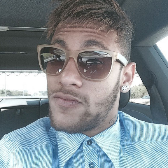 Neymar exibe novo visual com barba e cavanhaque