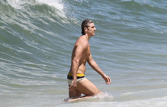 Depois de gravar, Reynaldo Gianecchini mergulha na praia da Macumba, no Rio 