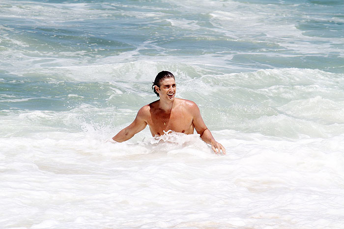 Depois de gravar, Reynaldo Gianecchini mergulha na praia da Macumba, no Rio 