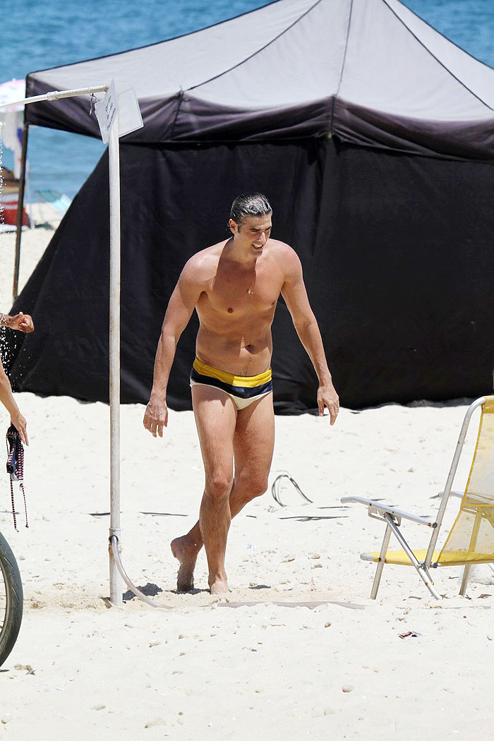 Depois de gravar, Reynaldo Gianecchini mergulha na praia da Macumba, no Rio 