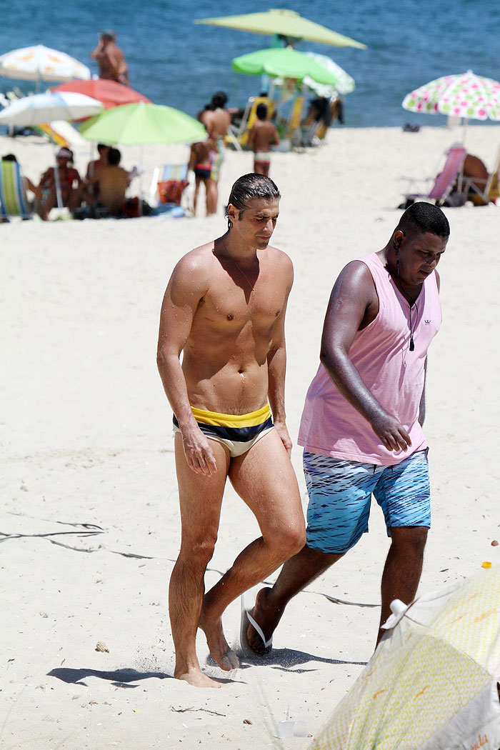 Depois de gravar, Reynaldo Gianecchini mergulha na praia da Macumba, no Rio 