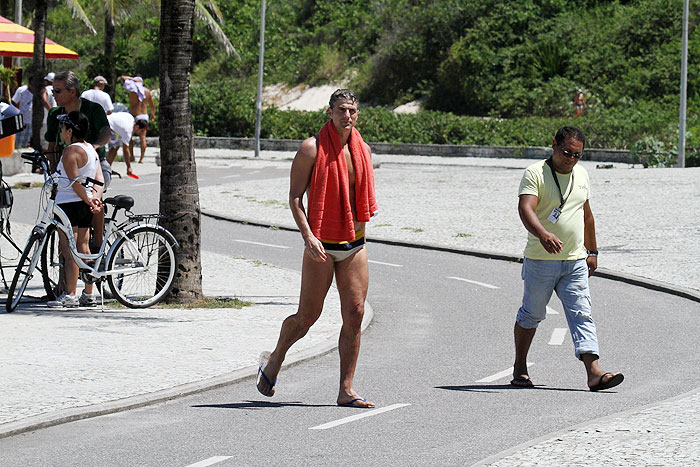 Depois de gravar, Reynaldo Gianecchini mergulha na praia da Macumba, no Rio 