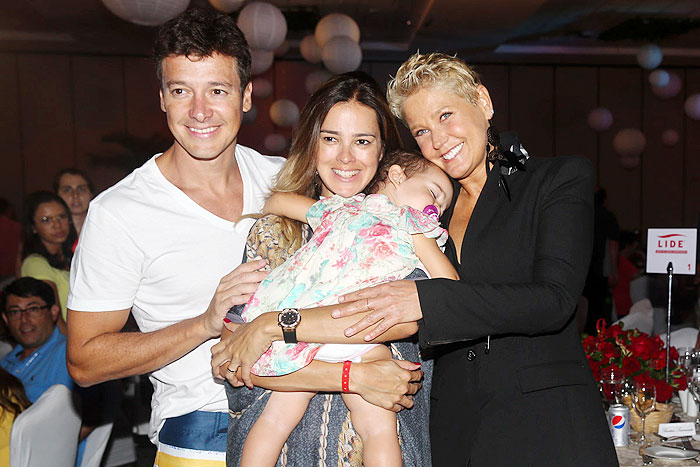 Xuxa posa com Riodrigo Faro, Vera Viel, e Helena, filha caçula do casal durante a CEOs Family Workshop