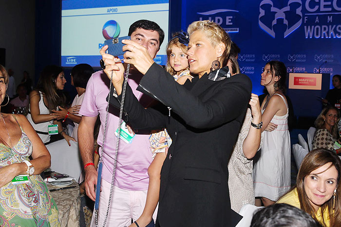Xuxa tira selife com família durante cerimônia da CEOs Family Workshop