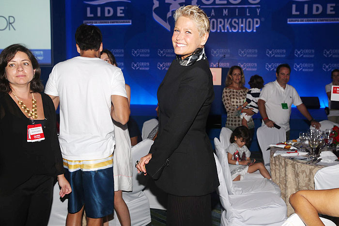 Xuxa é homenageada por famosos e empresários durante evento em Guarujá