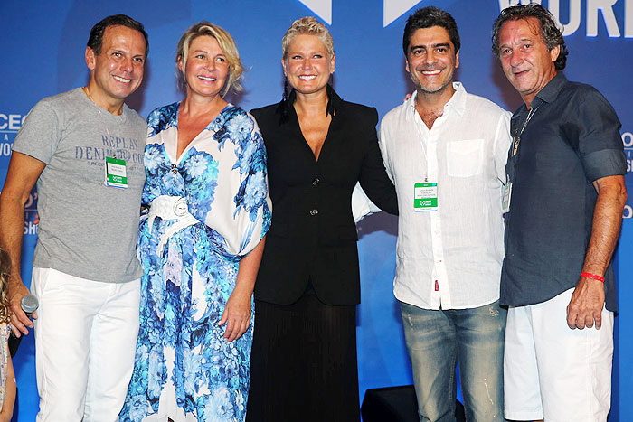 Xuxa é homenageada por famosos e empresários durante evento em Guarujá 