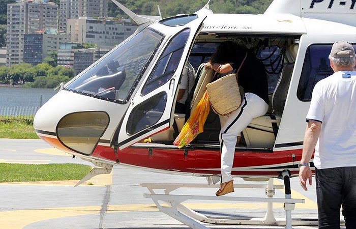 Luiza Brunet embarca em helicóptero, no Rio
