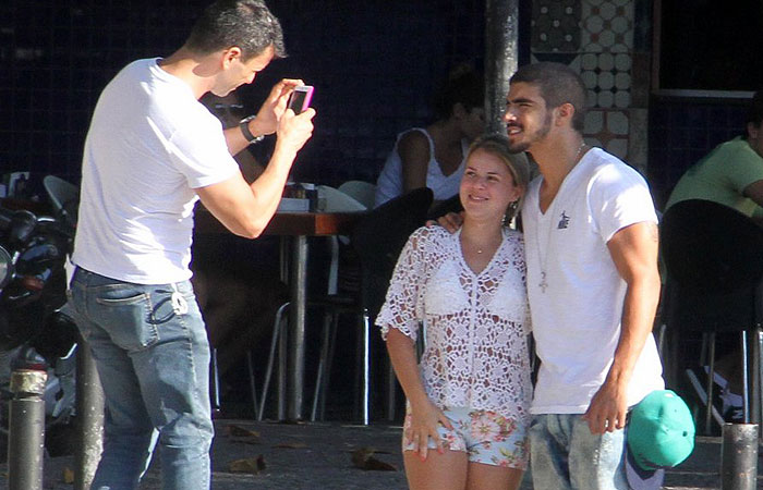 Fã sortuda esbarra com Caio Castro e tira foto com o galã na Barra da Tijuca