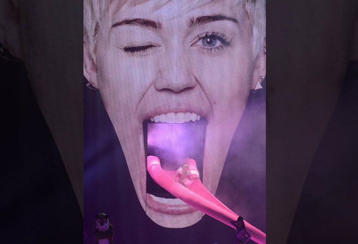 Assistente de palco processa língua de Miley Cyrus 