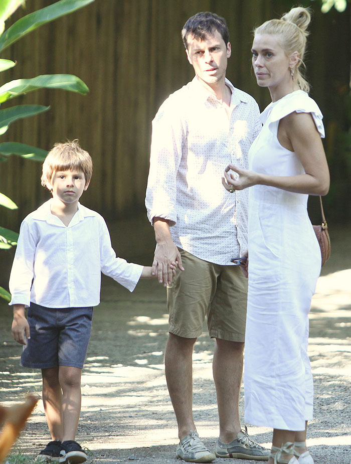 Carolina Dieckmann junto com seu filho e seu marido Tiago Worcman