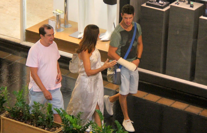 Com tipoia no braço, José Loreto passeia em shopping