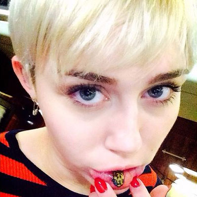 Miley Cyrus tatua gatinho triste na parte interna de seu lábio