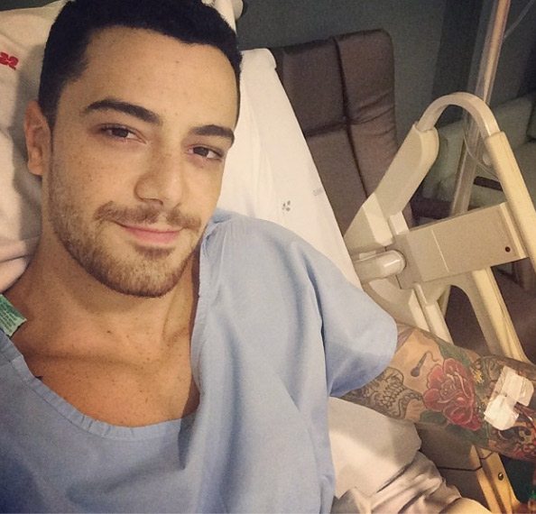 Felipe Titto posta foto no hospital, após cirurgia