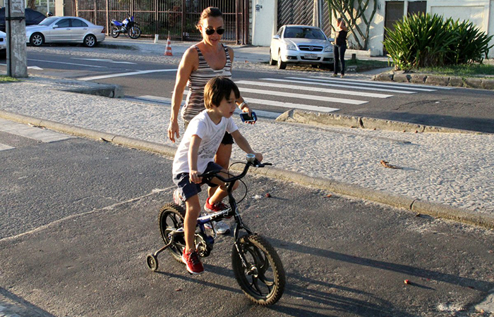 Carla Marins passeia com o filho na Barra da Tijuca 