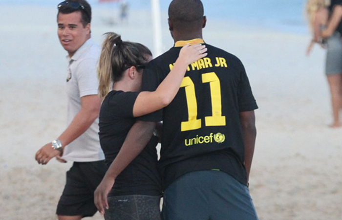 Fernanda Souza e Thiaguinho malham na praia da Barra da Tijuca, no Rio