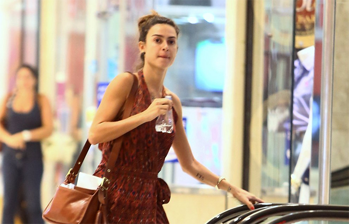 Thaila Ayala circula por shopping carioca