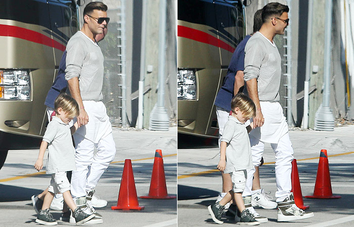 Estiloso, Ricky Martin leva os filhos para a escola