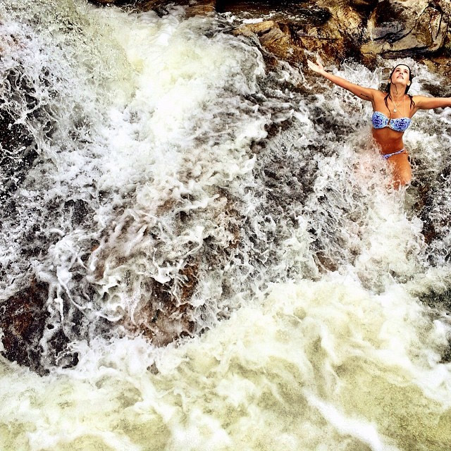 Deborah Secco se renova embaixo de uma cachoeira