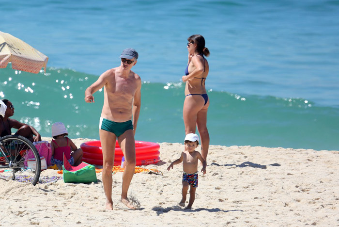 Marcos Caruso se diverte com o neto na praia do Leblon