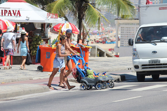 Marcelo Serrado e a mulher levam os gêmeos à praia