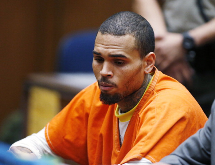 Após ser expulso de rehab, Chris Brown vai ficar um mês na prisão