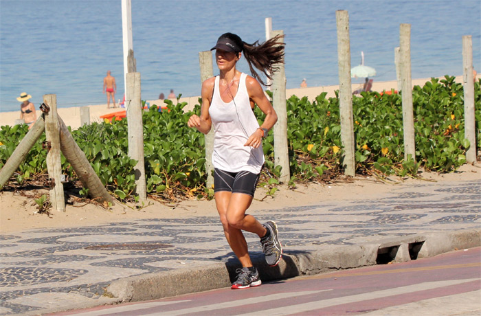 Cinthia Howlett corre na orla de Ipanema