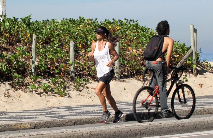 Cinthia Howlett corre na orla de Ipanema