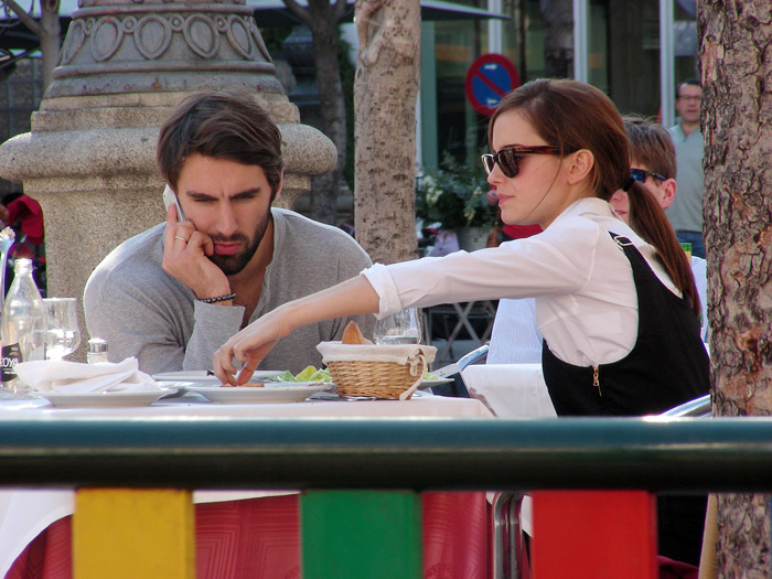 Emma Watson almoça com namorado, Mathhew Janney