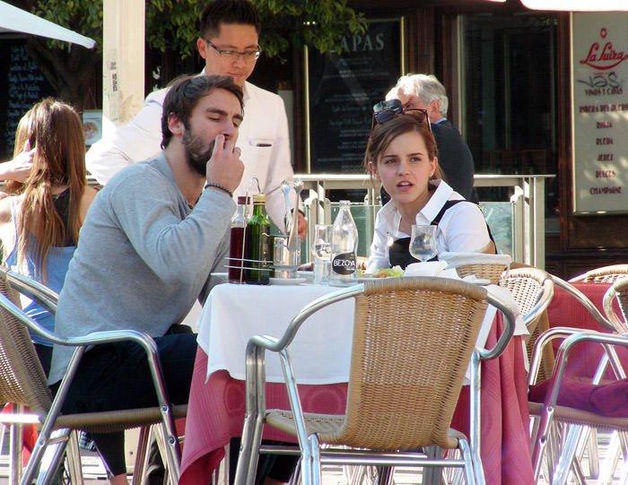 Emma Watson almoça com namorado, Mathhew Janney