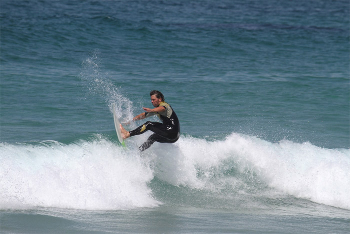 Mario Frias surfa na praia da Barra da Tijuca, no Rio de Janeiro