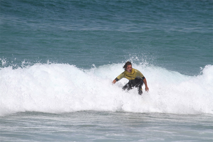 Mario Frias surfa na praia da Barra da Tijuca, no Rio de Janeiro