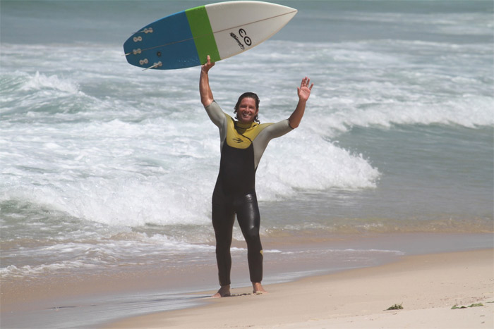 Mario Frias surfa na praia da Barra da Tijuca, no Rio de Janeiro