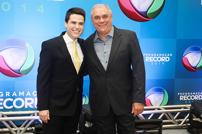 Luiz Bacci e Marcelo Rezende posam juntos ao chegarem à coletiva de imprensa da Rede Record