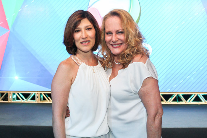 Beth Goulart e Lucinha Lins chegam à coletiva de imprensa da Rede Record. Elas estão no elenco de Vitória, nova novela da emissora.