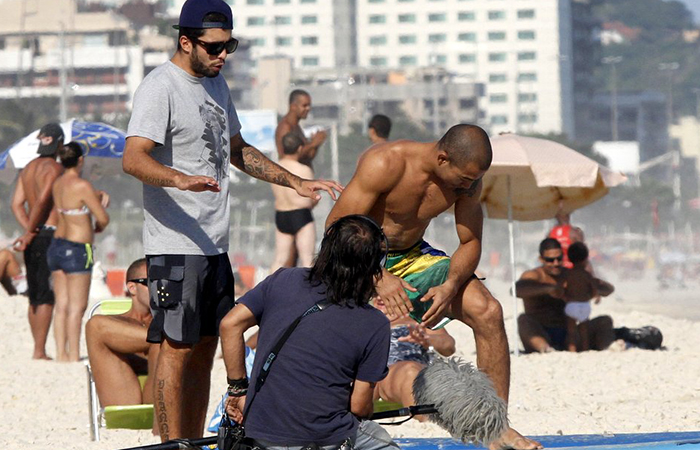  José Aldo e Pedro Scooby surfam juntos no Rio de Janeiro