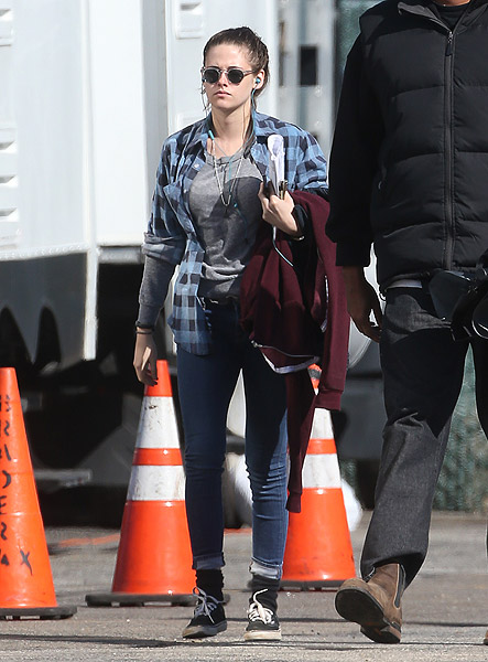 Kristen Stewart chega a set de filme com fones de ouvido