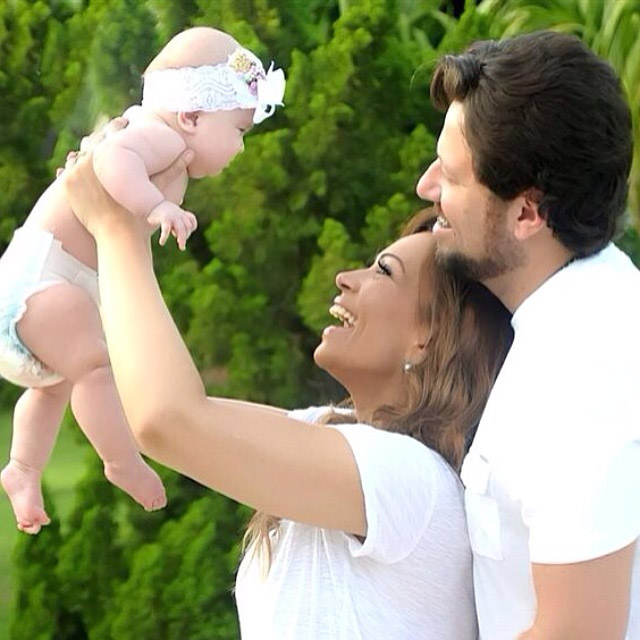 Solange Almeida exibe lindo ensaio com filha e marido